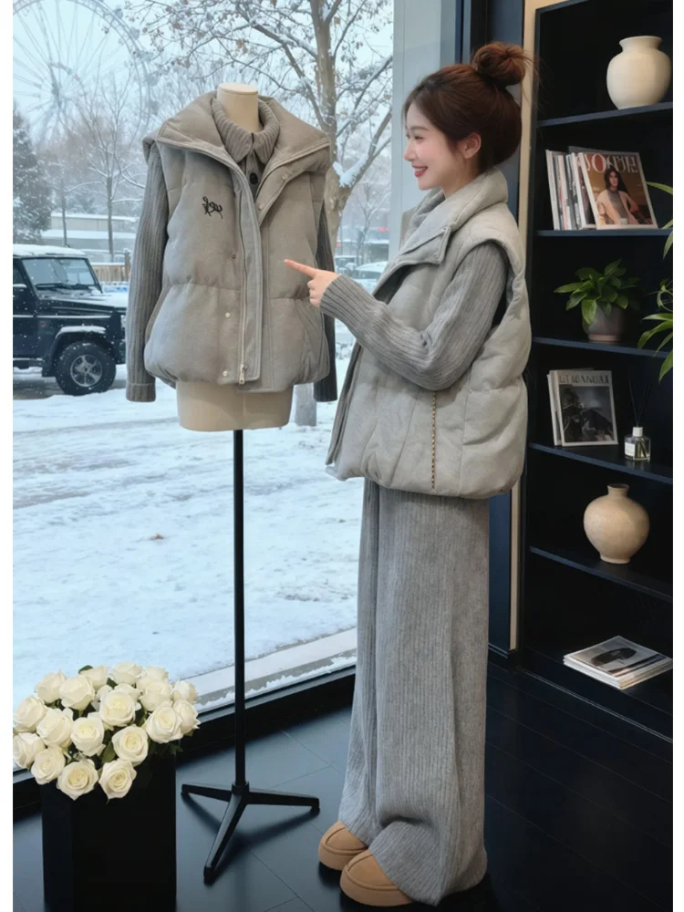 

Повседневный женский комплект из трех предметов: хлопковый жилет, вязаный свитер, свободные длинные брюки. Удобный, дышащий, зимний, модный.