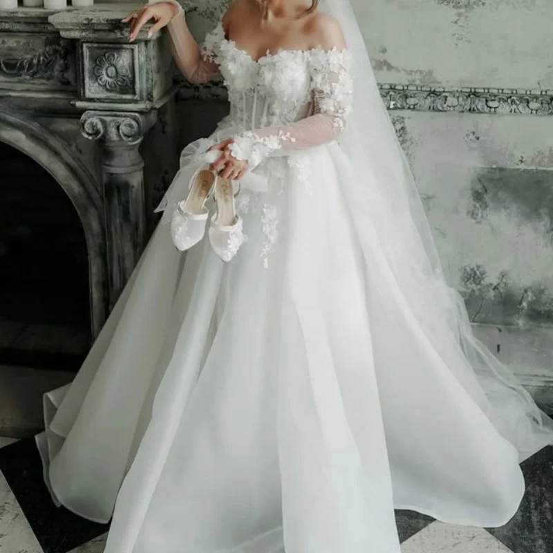 

Customized simple white Ball Gown Royal Wedding Dresses Sweetheart decal applique 3D flower Long tail Made Robe De