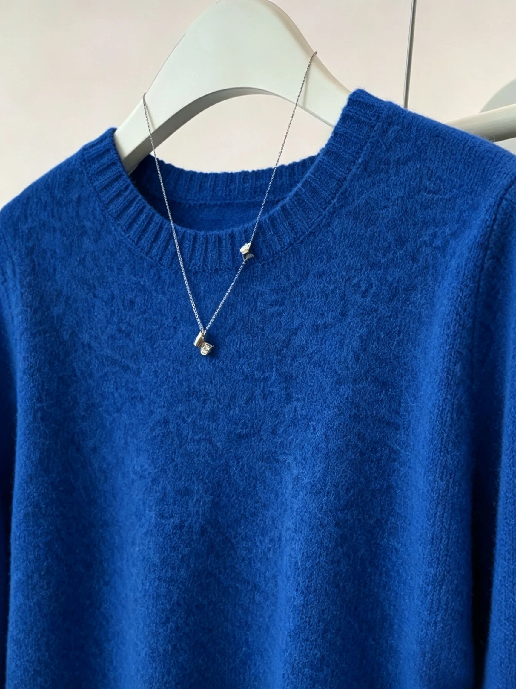 Damenpullover mit langen Ärmeln, Rundhalsausschnitt und schlichtem, einfarbigem Design, ideal für Herbst und Winter. – Detail 3