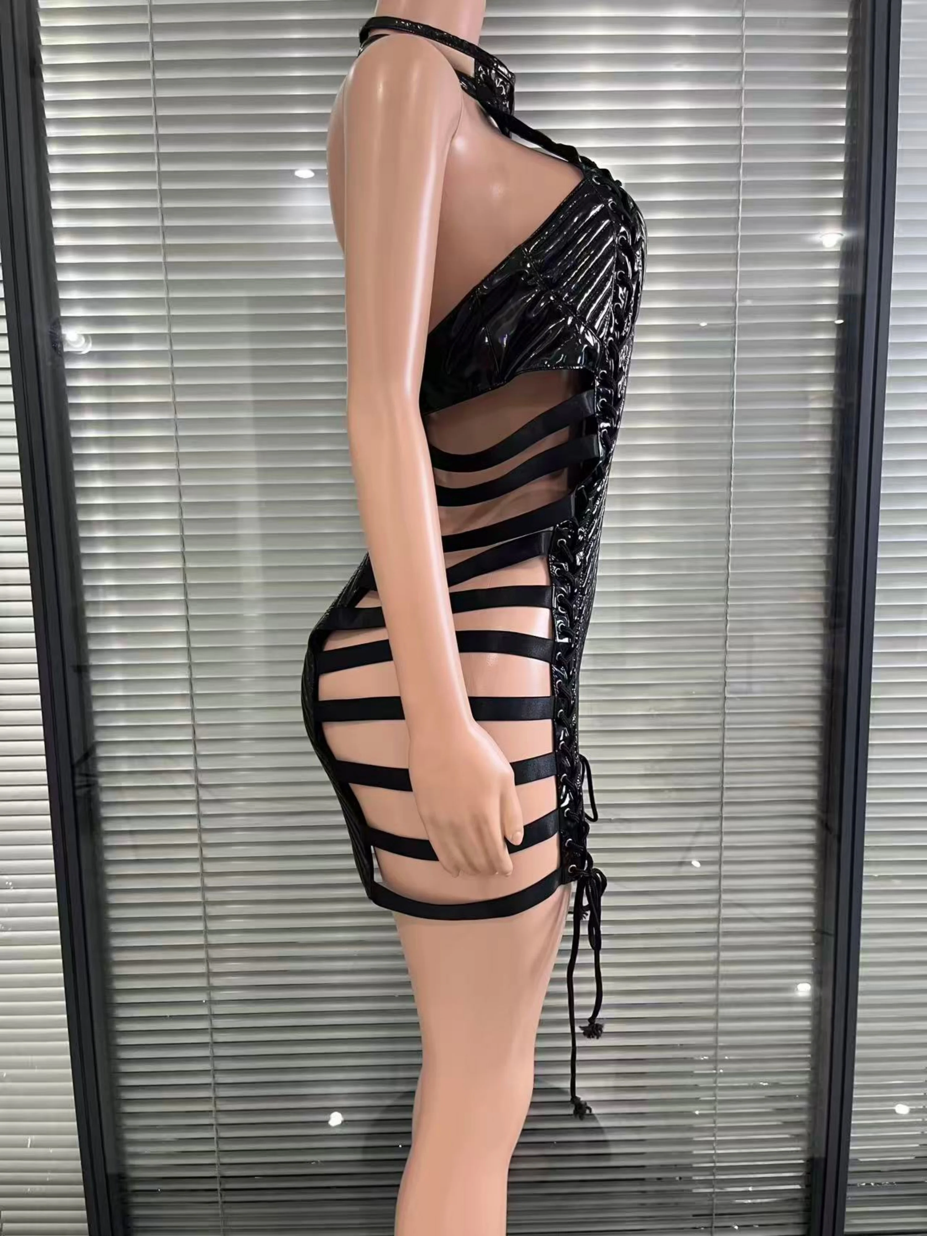 ゴシックスタイルのエッジィなミニドレスは、ユニークなカットアウト、レースアップが特徴で、クラブナイト、コンサート、トレンディな集まりに最適です。