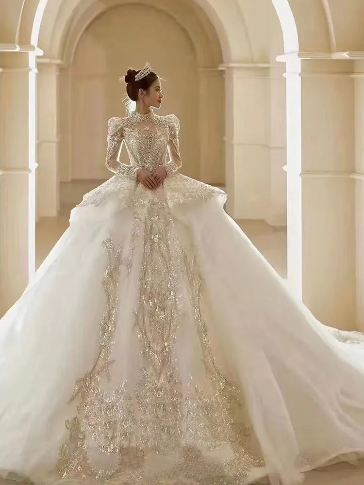 

A new long-sleeved strapless heavy-duty and light luxury dress