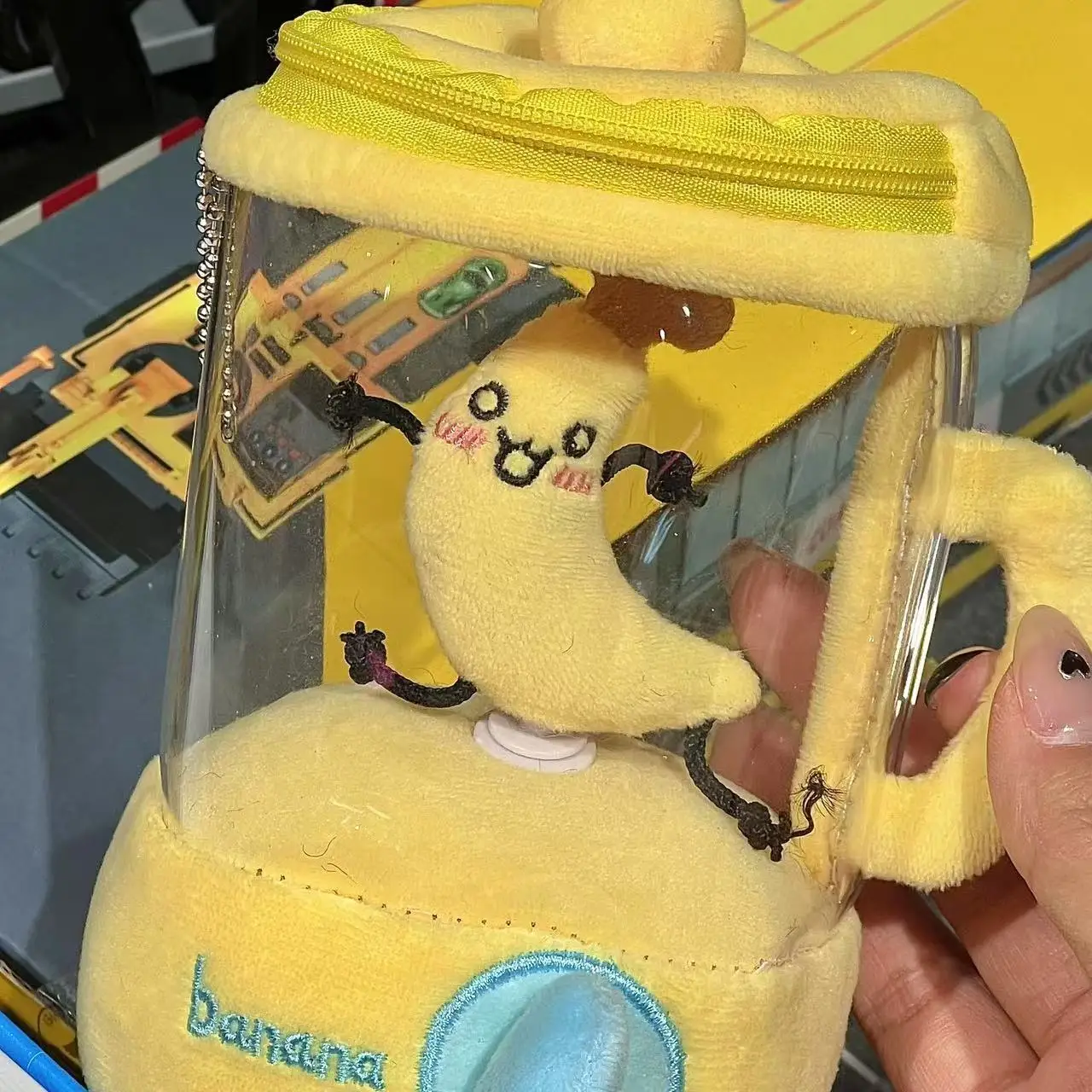 Leuke pluche fruitpers die speelgoedpop festivalcadeau trekken en decomprimeren