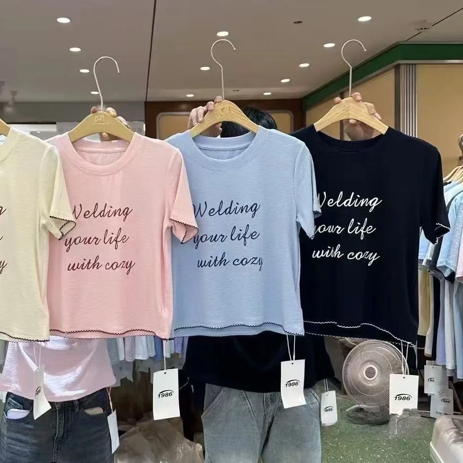 เสื้อยืดลำลองพิมพ์ลายตัวอักษรสร้างสรรค์ สไตล์อเนกประสงค์ สำหรับฤดูร้อน 2025 เหมาะสำหรับใส่ไปทำงาน ผ้าฝ้ายเนื้อนุ่ม แฟชั่นสำหรับผู้หญิง