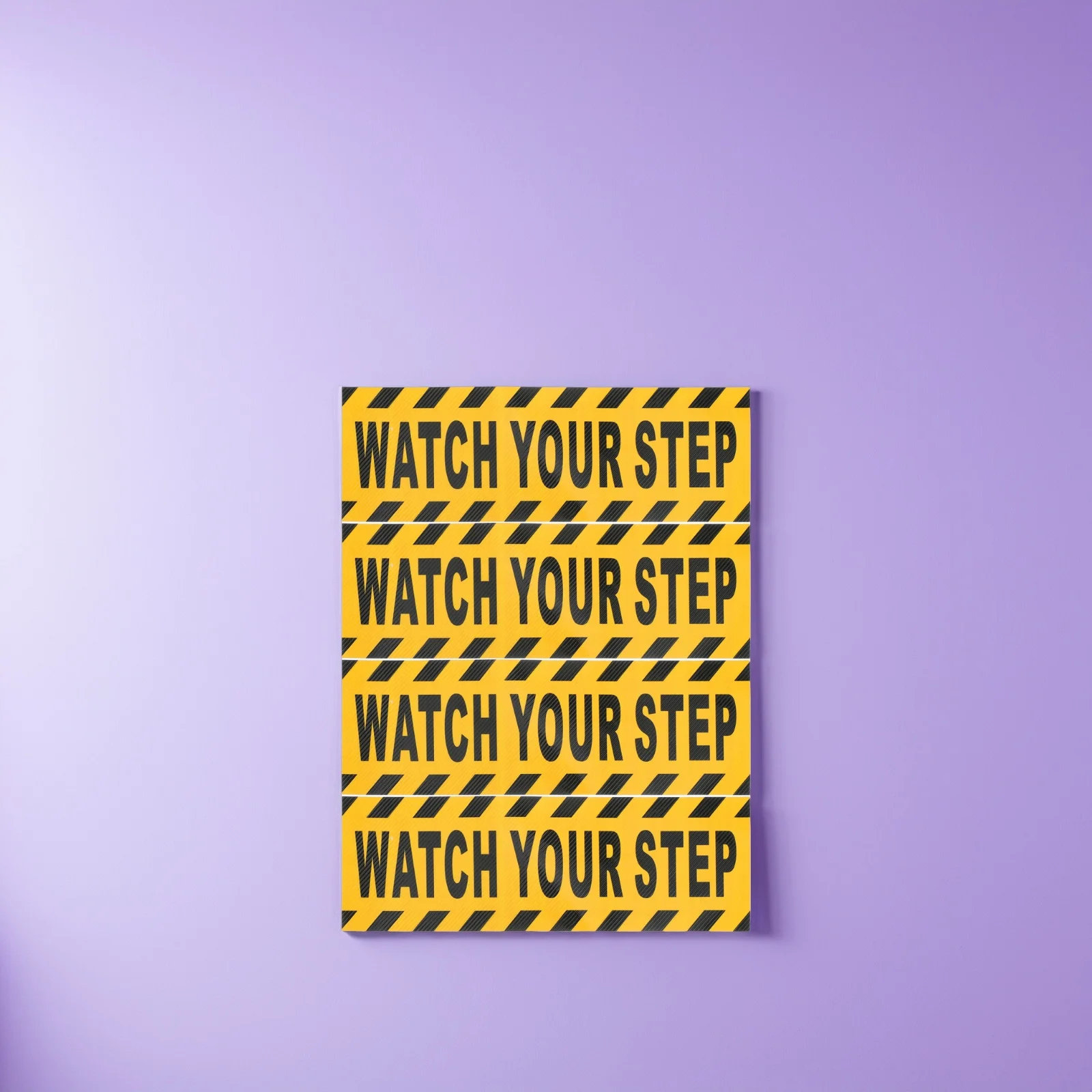 Рисунок 5 - черные, желтые противоскользящие наклейки на пол