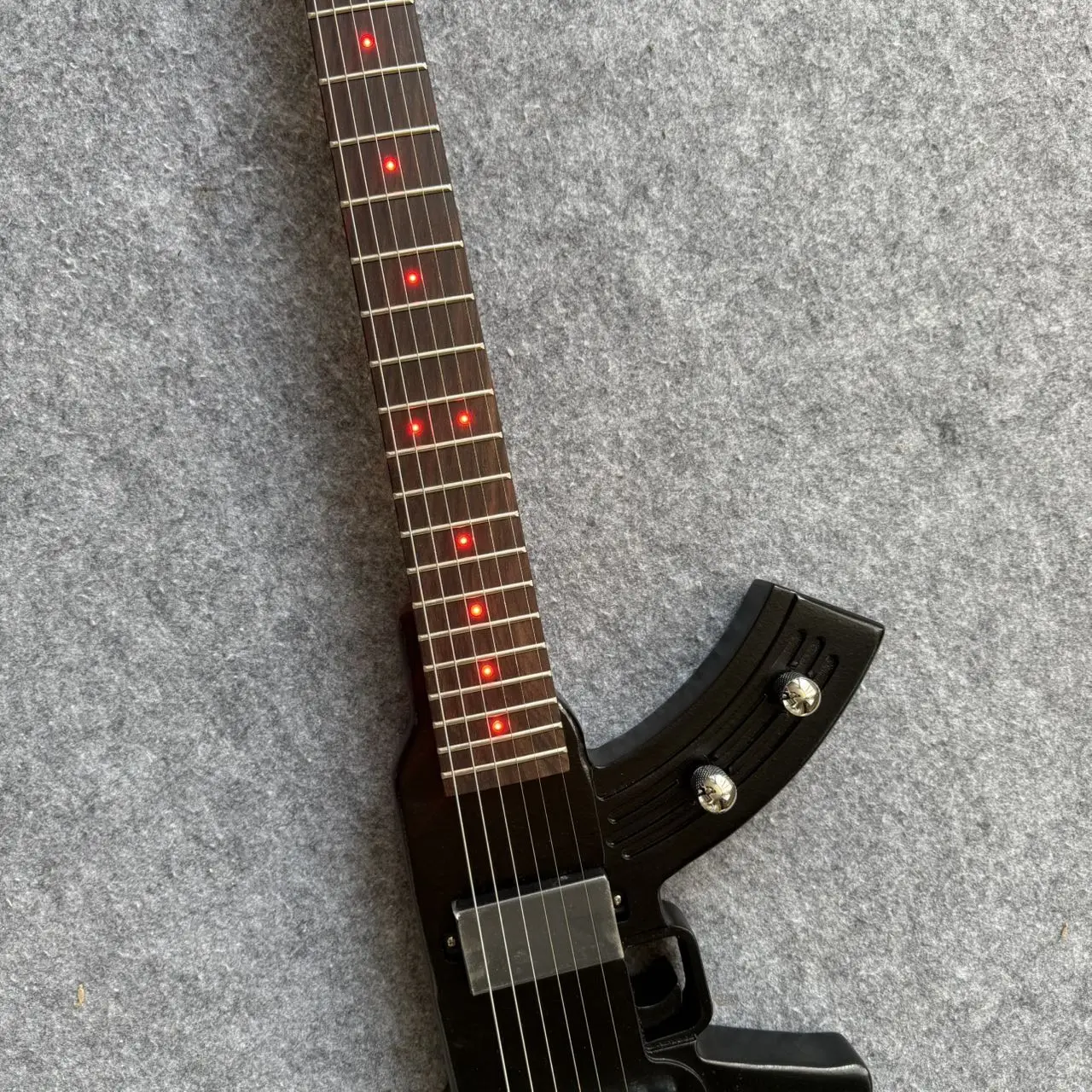 

Высококачественная новая гитара черного цвета с индивидуальной заводской кастомизацией, LED-подсветкой, грифом из палисандра, 2026 год