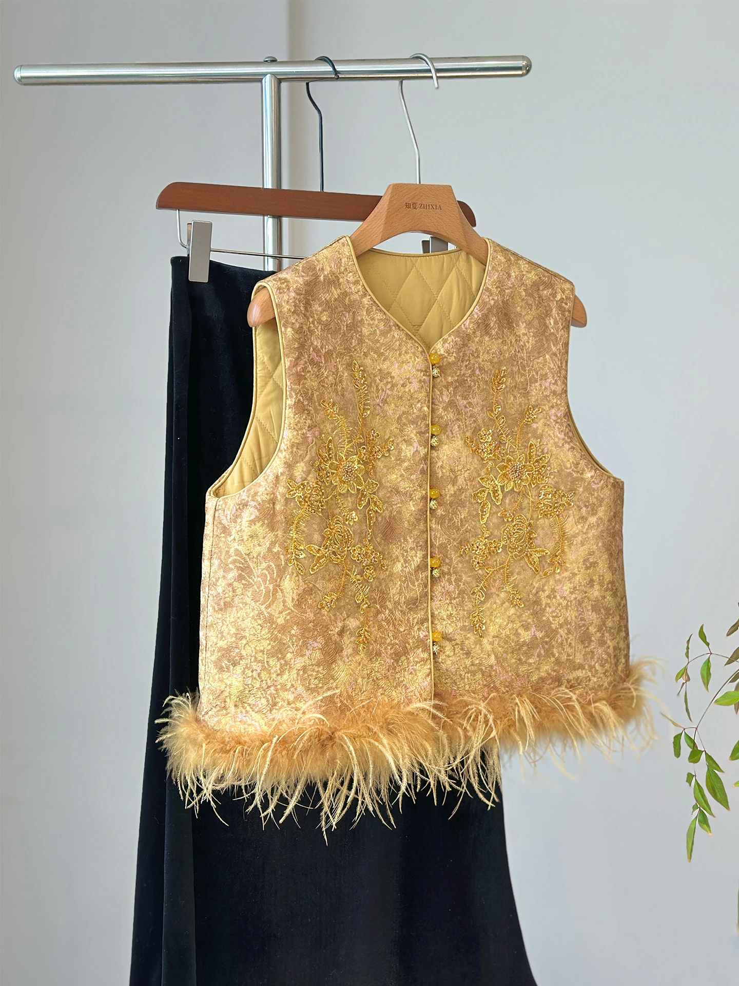 

Новый китайский желтый национальный тренд с тяжелой вышивкой из бисера Fem, хлопковый жилет Young High Sense, верхняя одежда со страусиными перьями