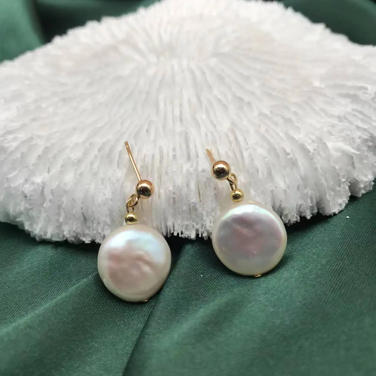 

Natural freshwater round baroque pearl women's temperament elegant versatile earrings stud earrings fashion trend
