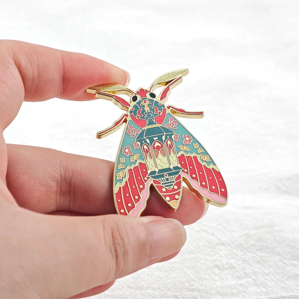 Gotische Motten-Emaille-Anstecknadel, Vintage-Laternenfliegen-Brosche, Hexerei-Magie-Insekten-Abzeichen, Retro-Cottagecore-Reversnadeln, Schmuck-Fangeschenk – Detail 5