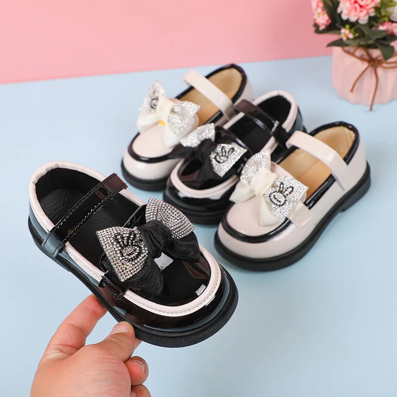 2023 Frühling und Herbst neue Mädchen Lederschuhe Kinder farblich passende Strass steine Bogen einfache schwarze Mädchen Party Kinderschuhe flach