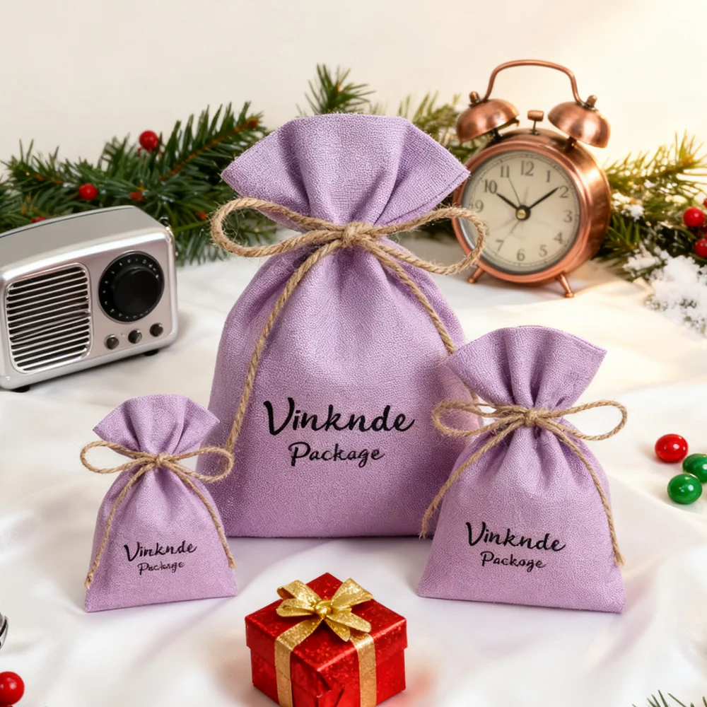 

100 упаковок, фиолетовые муслиновые сумки с логотипом из органического хлопка, органайзер для путешествий, ювелирные изделия, сумка для ключей, холст, подарочная сумка на шнурке