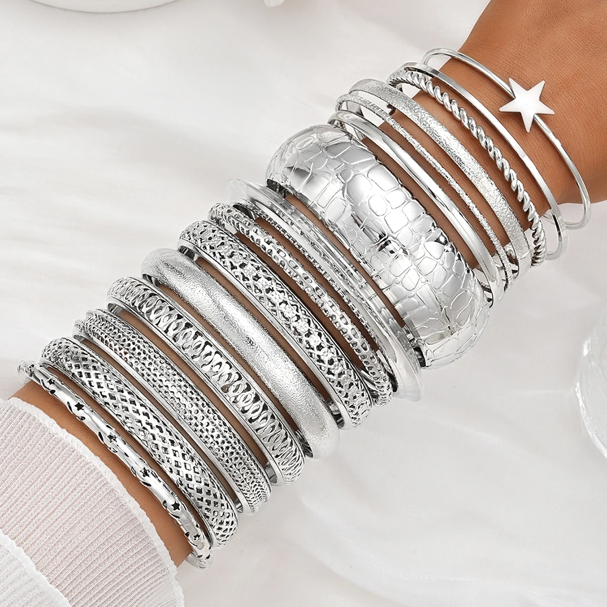 15-teiliges Vintage-Muster Metall-Armreif-Set für Frauen, Silberfarben, Boho Stapelbare Armreifen mit Sternanhänger, Statement-Schmuck Geschenke – Detail 2