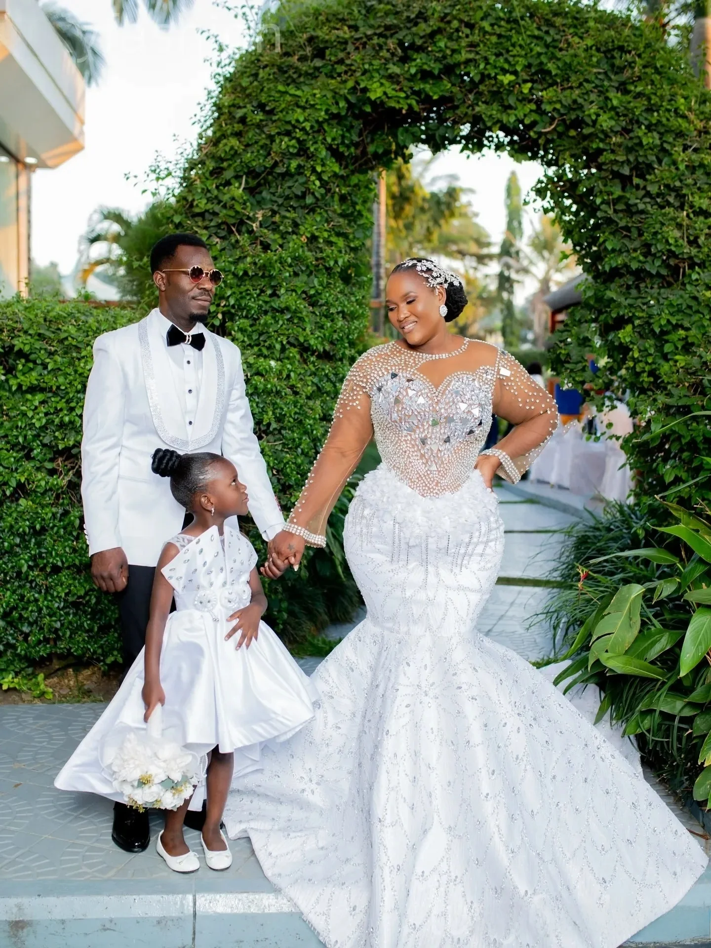 

Customized Sheer Neck Shinny Beads Crystals Luxury Wedding Dress Robe De Marriage Long Sleeve Arabic Aso Ebi Bridal Gown