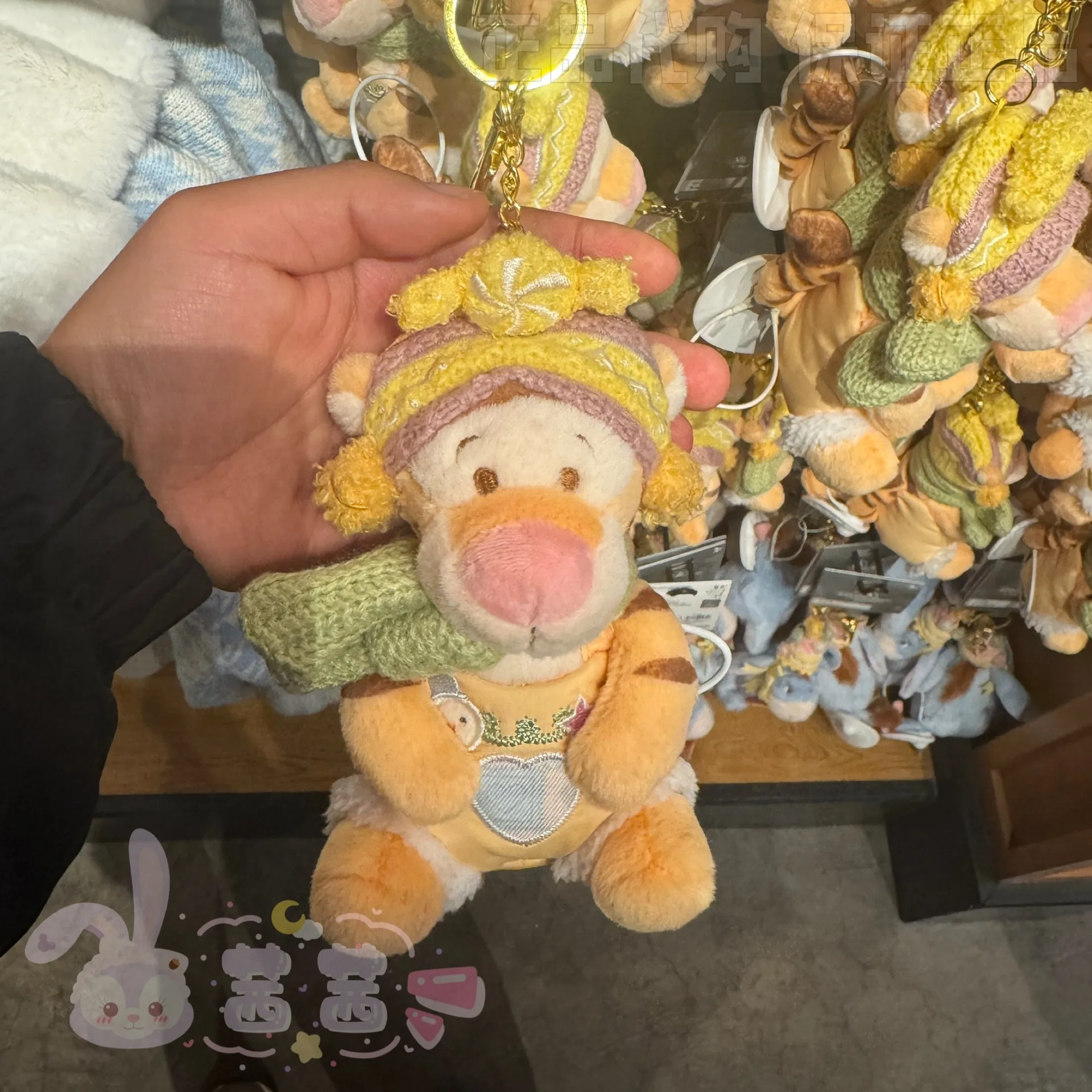 Porte-clés en peluche douce Winnie l'ourson Disney 2025, avec chapeau de fête et ballon, pour la décoration de sacs et de sacs à main, pour enfants et adultes