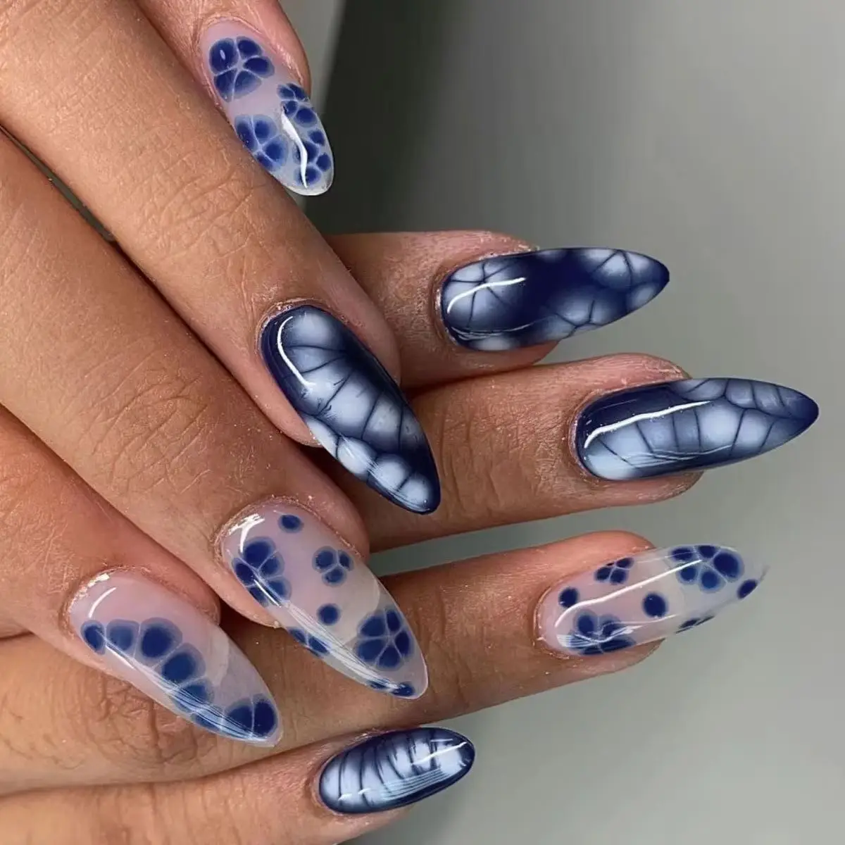 

24PCS Retro Blue Flower Patterns False Nails with Glue Ins French Style Glossy Almond Press on Nail Full Cover Wearable Manicure