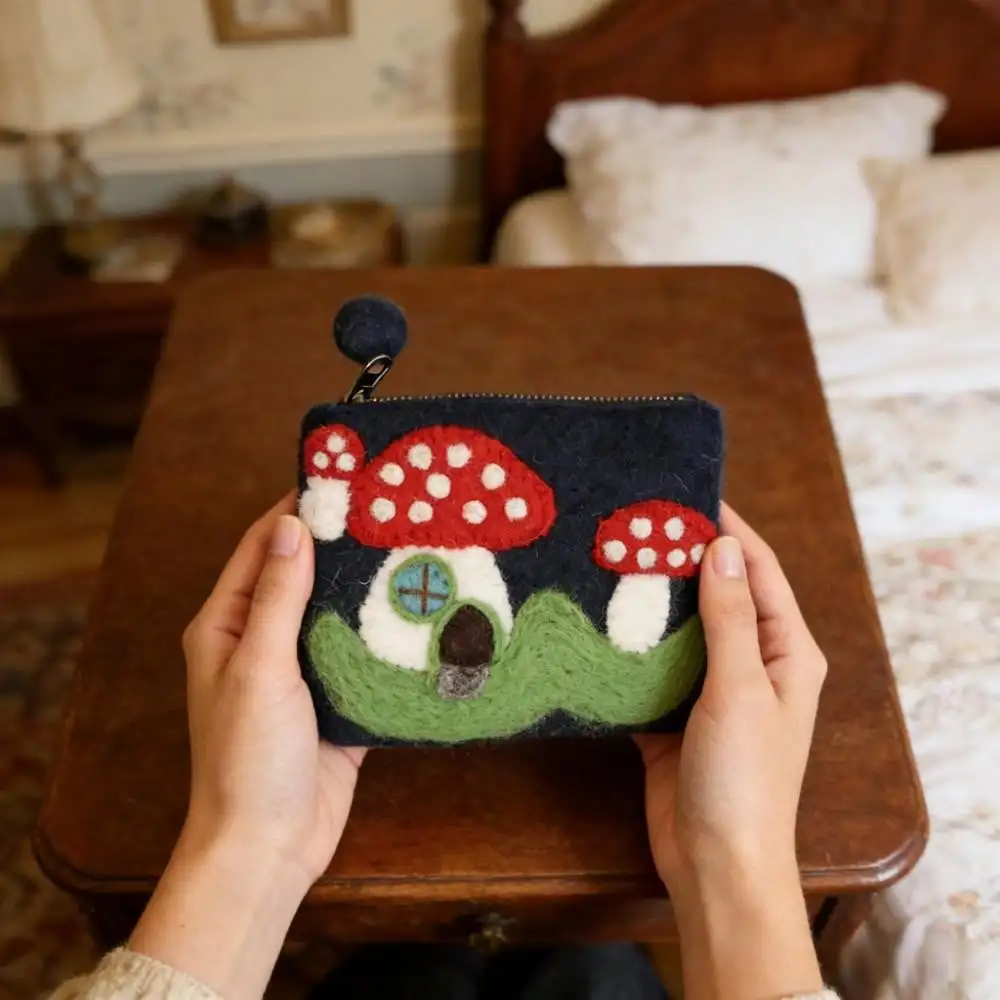 

Cute Handmade Felt Coin Purse, Mushroom House-Shaped Zippered Storage Bag With Pom-Pom Decoration, Small Felt Wallet & Card Holder, Portable Makeup Bag Suitable For Daily Use, Travel, Shopping, A Great Gift For Mushroom Enthusiasts