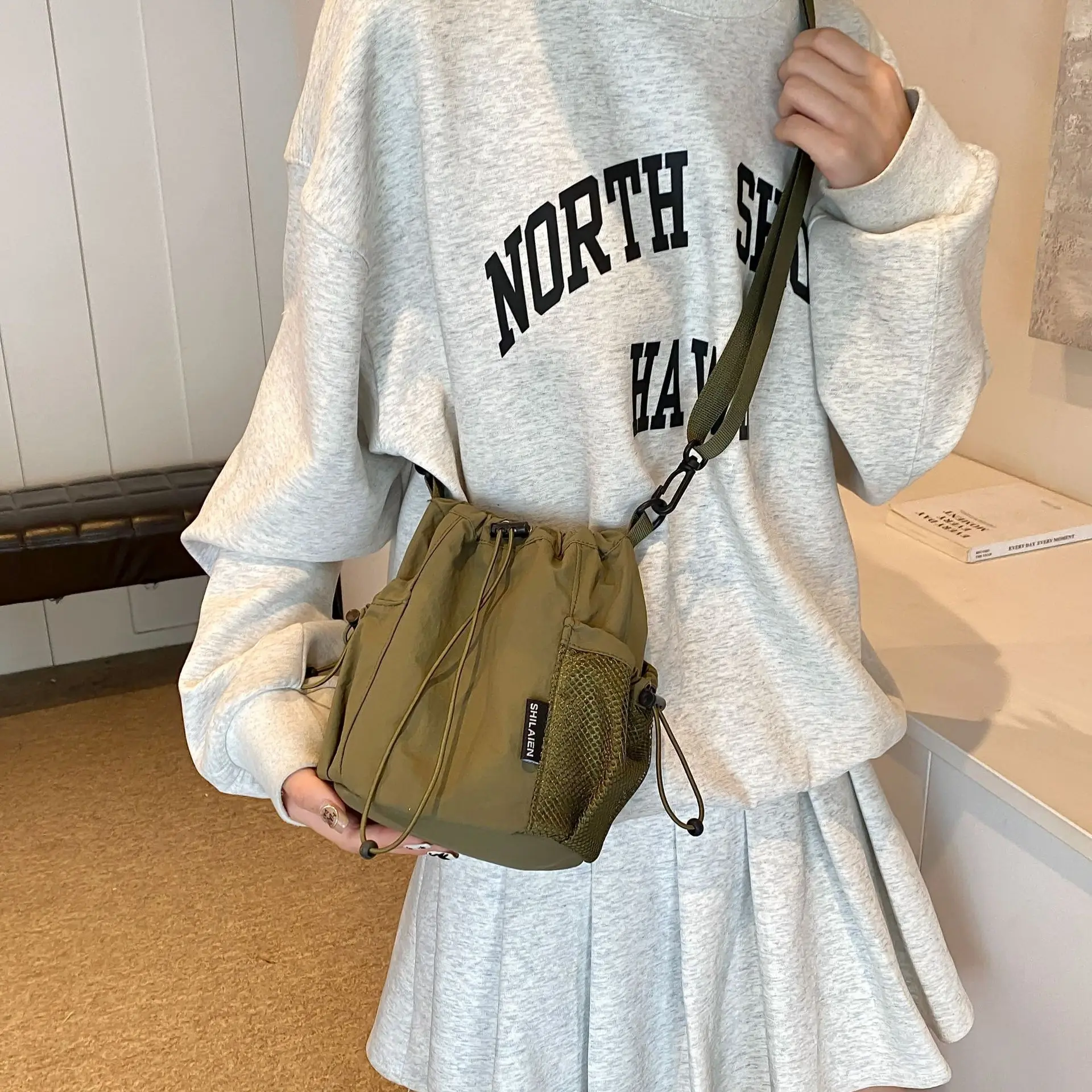 

Style Niche Nylon Bag for Women 2025 Lightweight and Versatile Ins Crossbody bags Drawstring Bucket Mobile Phone bag Bolsa mujer