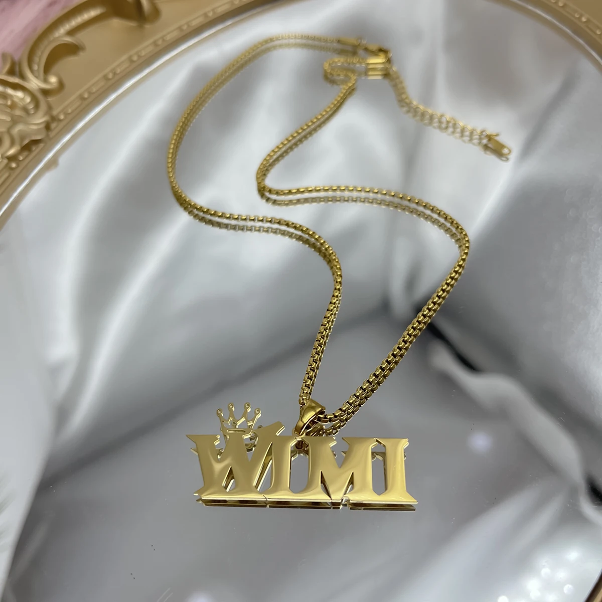 

DHQH 2026 New Customized Name Crown Pendant Necklace Personalized Letter Pendant Necklace with Crown Birthday Gift for Her/Him