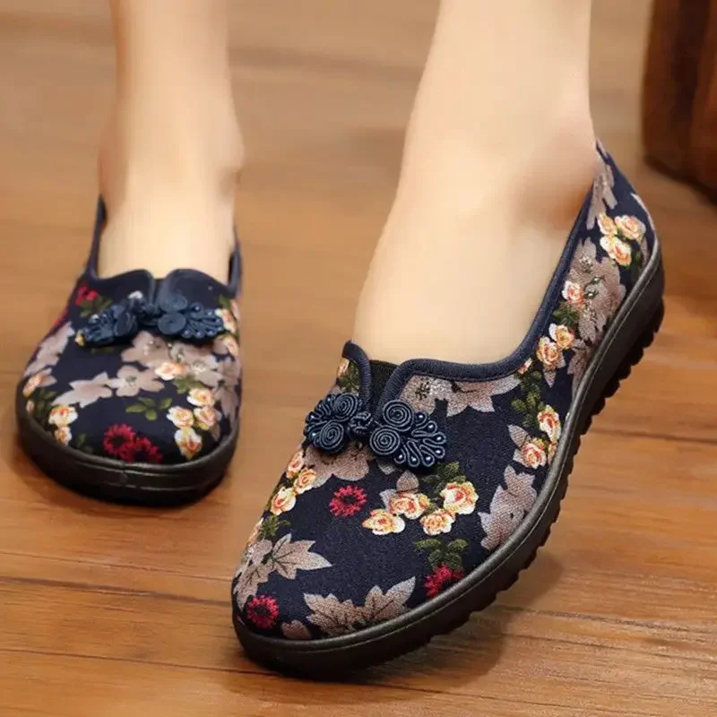 Women\'s Ethnic Embroidered Flats Soft Bottom Non-Slip Middle-aged Flat Mom Shoes Female Old Beijing Cloth Shoes