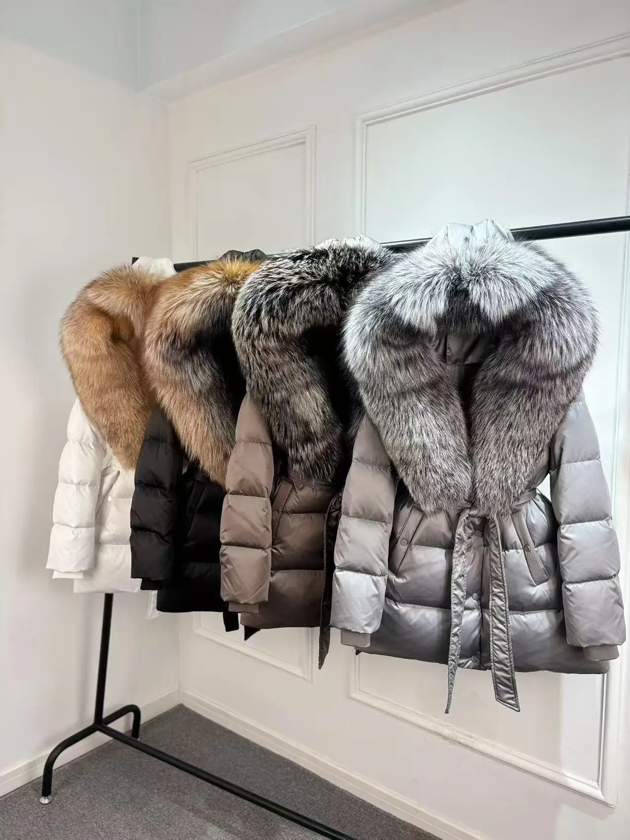 

2025 New Winter Real Fox Fur White Goose Down Coat Female Thick Warm Real Fur Jacket Women Mid-length Style Fluffy Puffer Jacket
