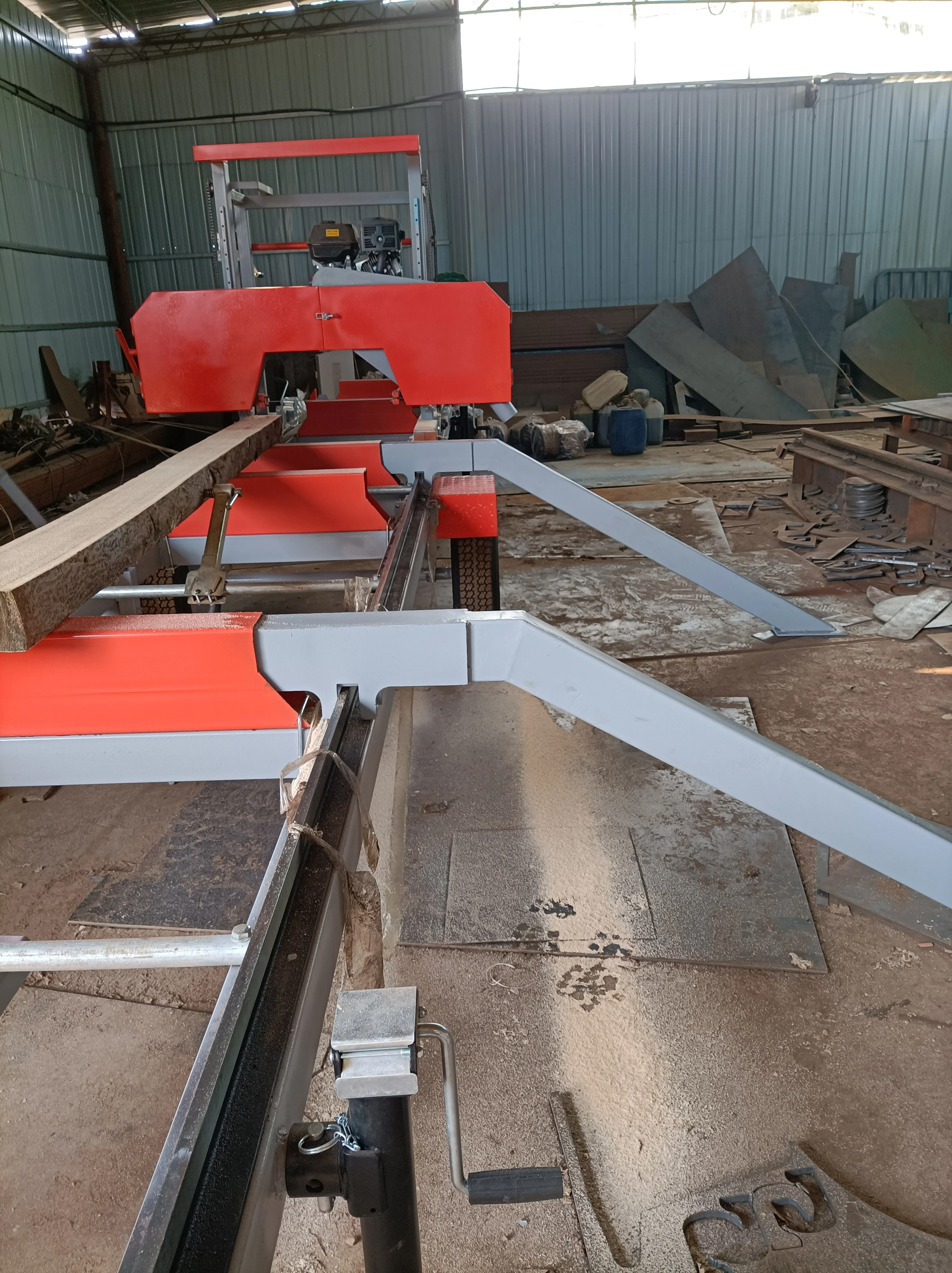 2025 자동 휴대용 수평 임업 기계 목재 톱 기계