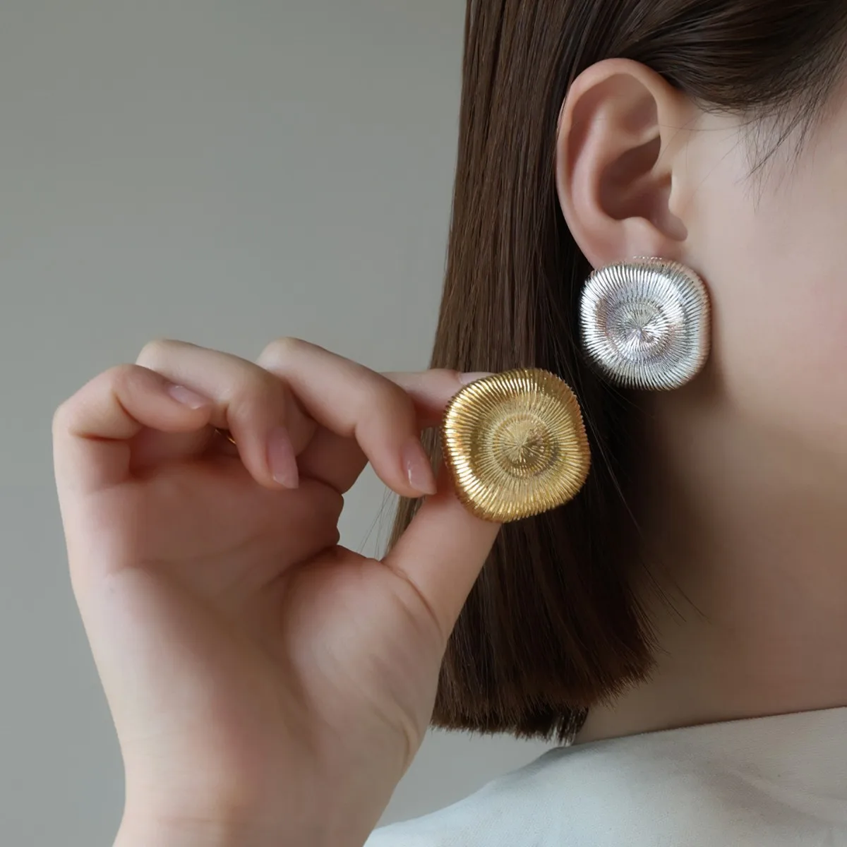 Withered Brushed Round Ball Shaped Earrings In Gold And Silver Dual Colors Jewelry Earrings Women's Earrings Ear Cuffs