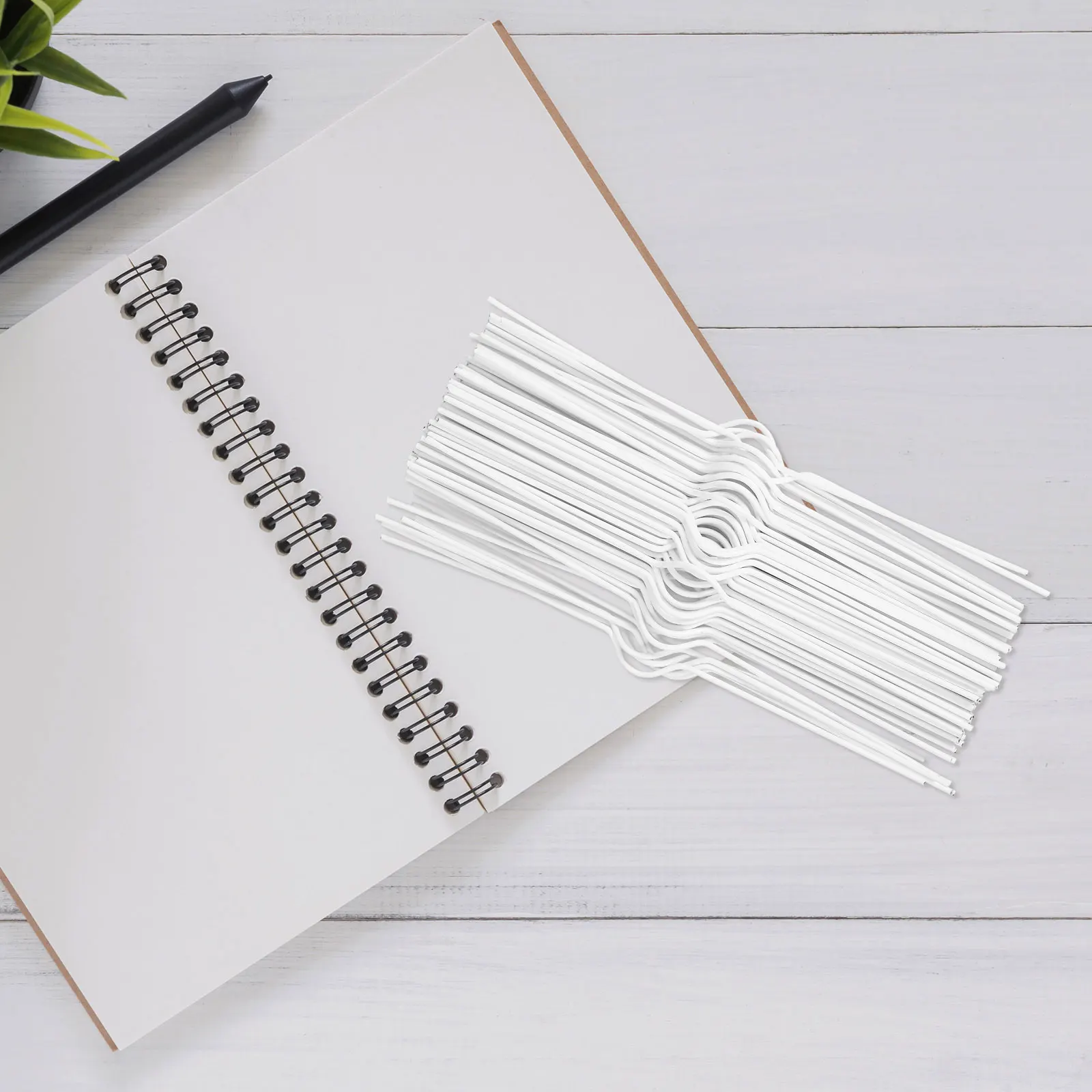 100 Pezzi Ganci ad Anello per Calendario da Parete, Clip in Filo di Ferro per Poster, Piccoli Appendiabiti Riutilizzabili per Calendario da Parete