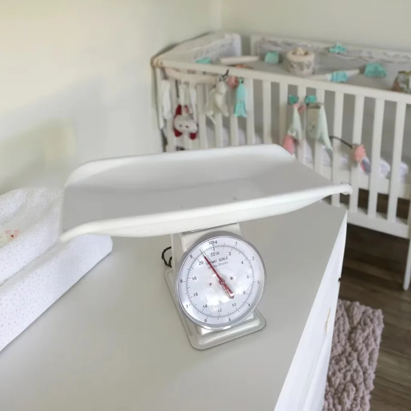 The mechanical baby scale features a unique design and weighs 10 kilograms of high-precision baby scale with tray plastic