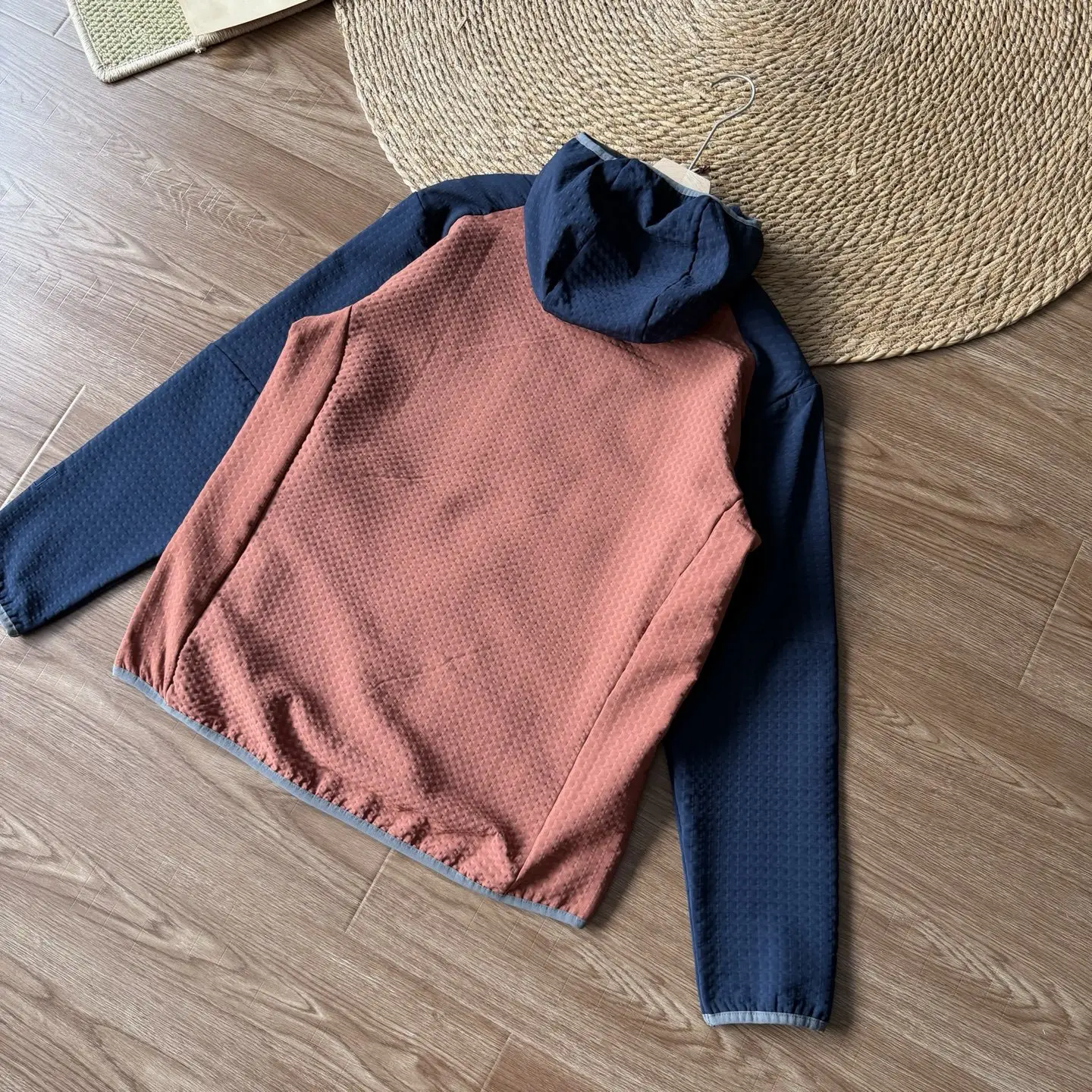 Herren Outdoor Wasserdichte Fleecejacke – Atmungsaktiver Thermomantel mit Kapuze und Farbblock-Design für Wandern & Camping – Detail 15