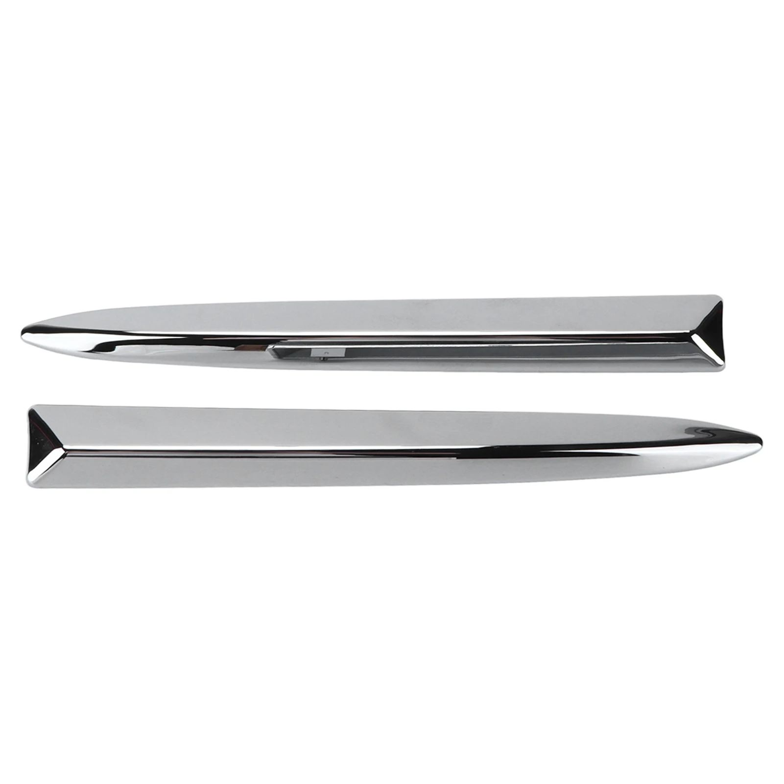 حافة من الكروم العلوي الأمامي للسيارة ، قطع غيار السيارة الخارجية ، صقل السيارة ، استبدال مصد من الكروم من من من من الداخل ،