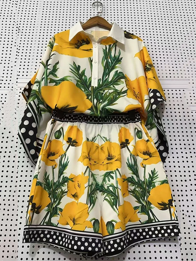 

Комплект летней женской одежды из двух предметов: рубашка-пуловер с лацканами в стиле ретро с геометрическим принтом и свободные шорты с эластичной резинкой на талии.