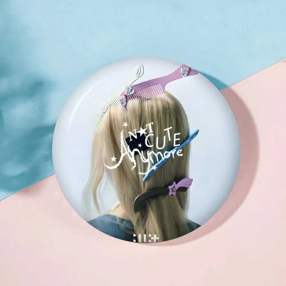 ILLIT Mini-Album Anime Anpassbare Soft-Button-Pins für Frauen, Kreativer Schmuck, Lustiges Abzeichen, Cartoon-Liebhaber-Mütze – Detail 10