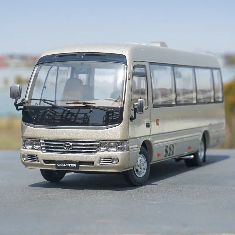 1:24 Toyota Coaster BUS Alloy Car Model Sound and Light Pull Back Children's Toy Collectibles Birthday gift