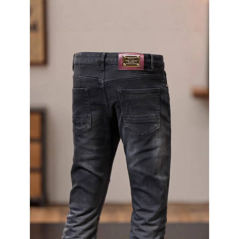 Jeans grigi neri con toppa graffiata da uomo autunno 2025 nuovo articolo retrò stile americano pantaloni a gamba piccola elastici cool e slim fit