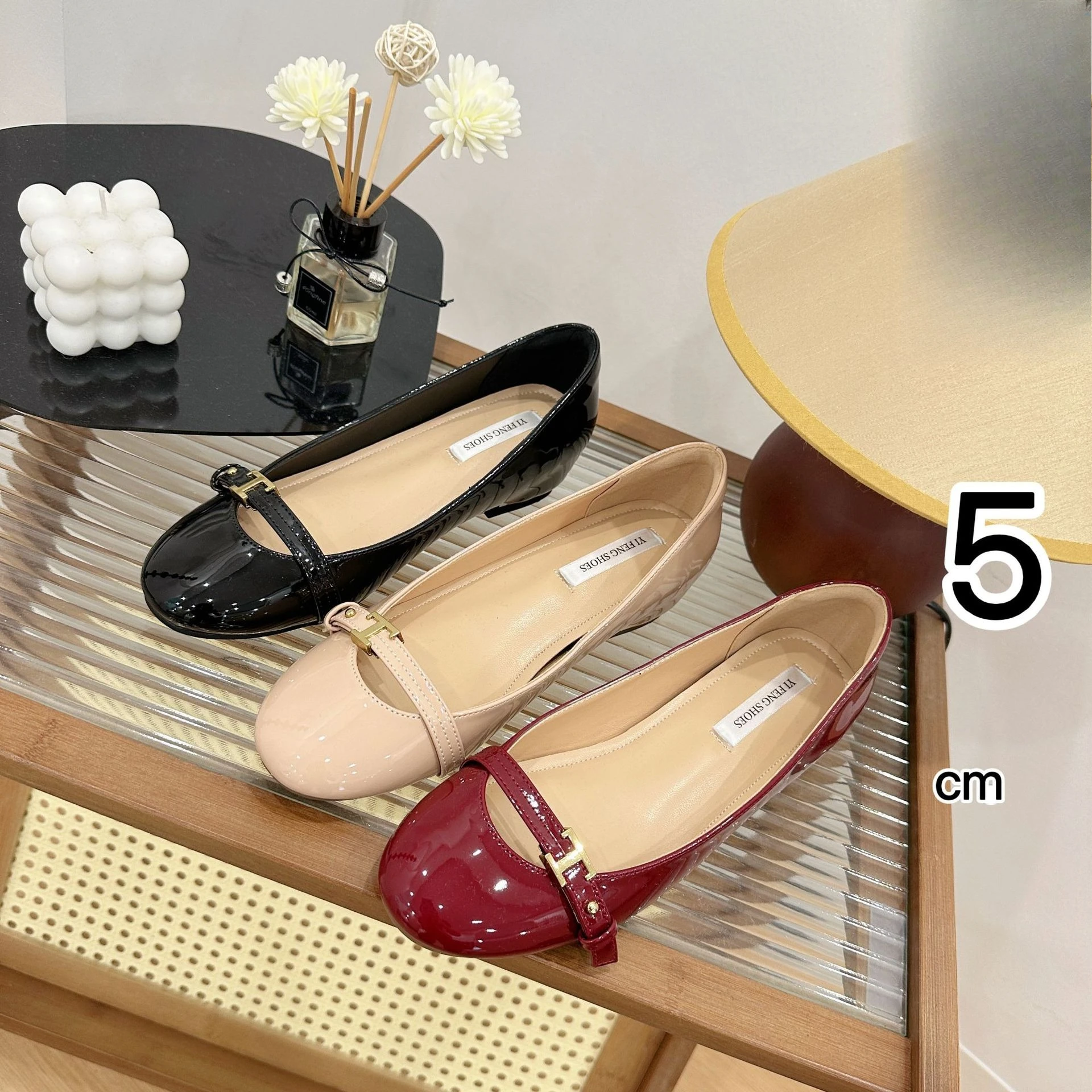 

Новые женские ретро черные/бежевые/красные лакированные кожаные туфли с круглым носком и металлической пряжкой на каблуке 5 см, удобная повседневная обувь Мэри Джейн