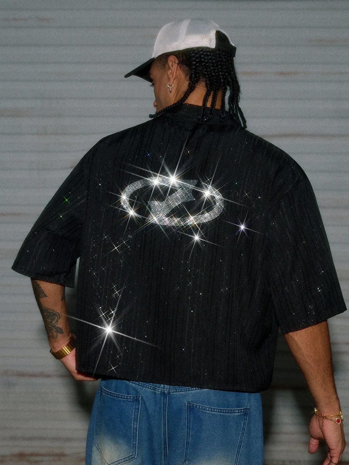 

Men's Black Ribbed Short Sleeve Shirt with Sparkling Geometric Back Design