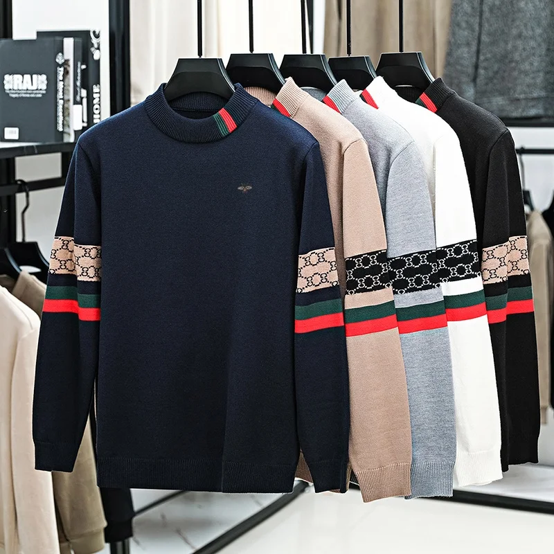 Suéter de punto de calidad de lujo para hombre, jersey con cuello redondo para invierno, nuevo jersey con estampado de abeja de Jacquard a rayas, ropa cálida y versátil para hombre