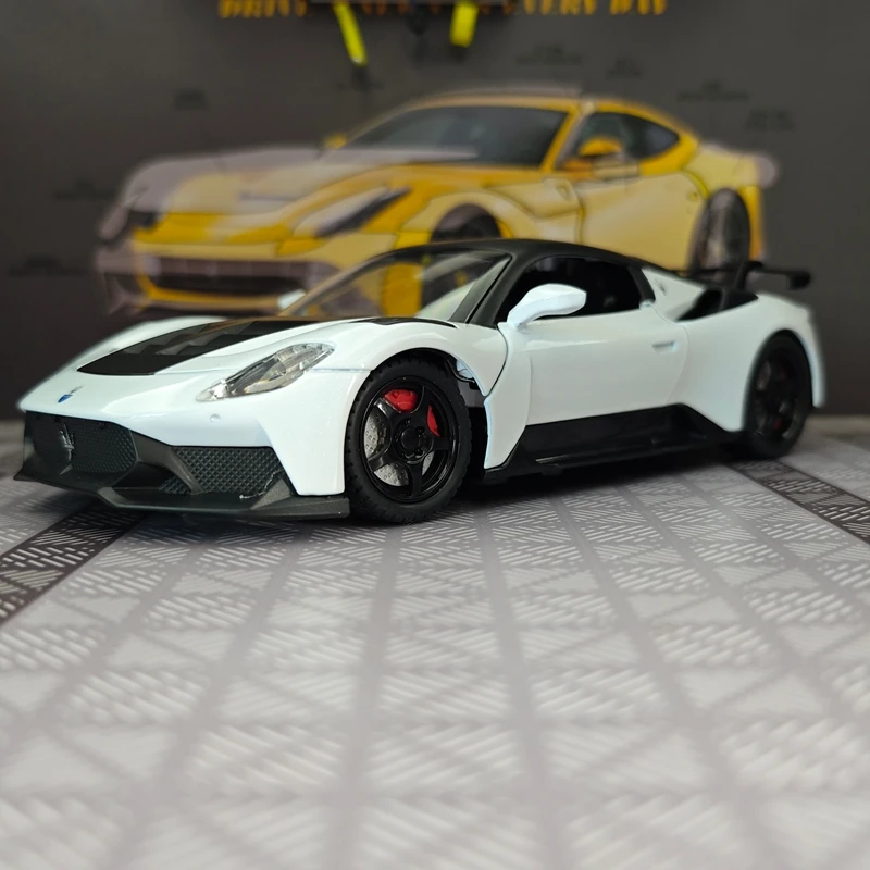 Modelo de coche de aleación Maserati GT2 a escala 1:24, puertas y capó del motor se pueden abrir, sonido y luces, regalo.