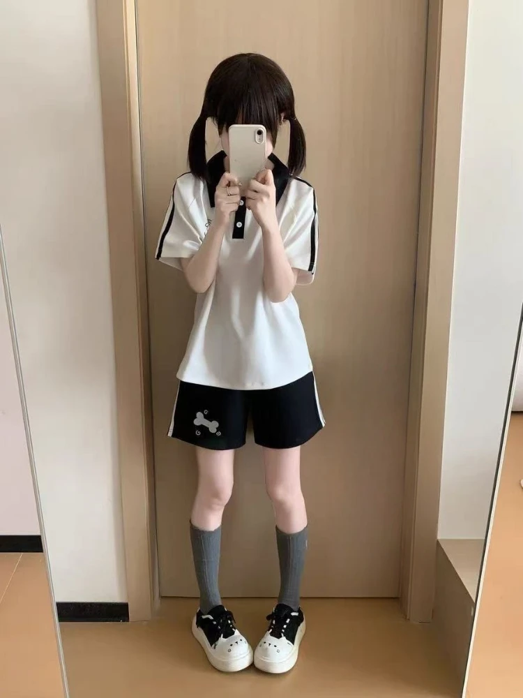 การ์ตูนญี่ปุ่นพิมพ์ Kawaii 2 ชิ้นชุดเสื้อยืด + กางเกงขาสั้นสีดําผู้หญิง Contrast สีฤดูร้อน Y2K ความงาม Fairy Grunge ชุด