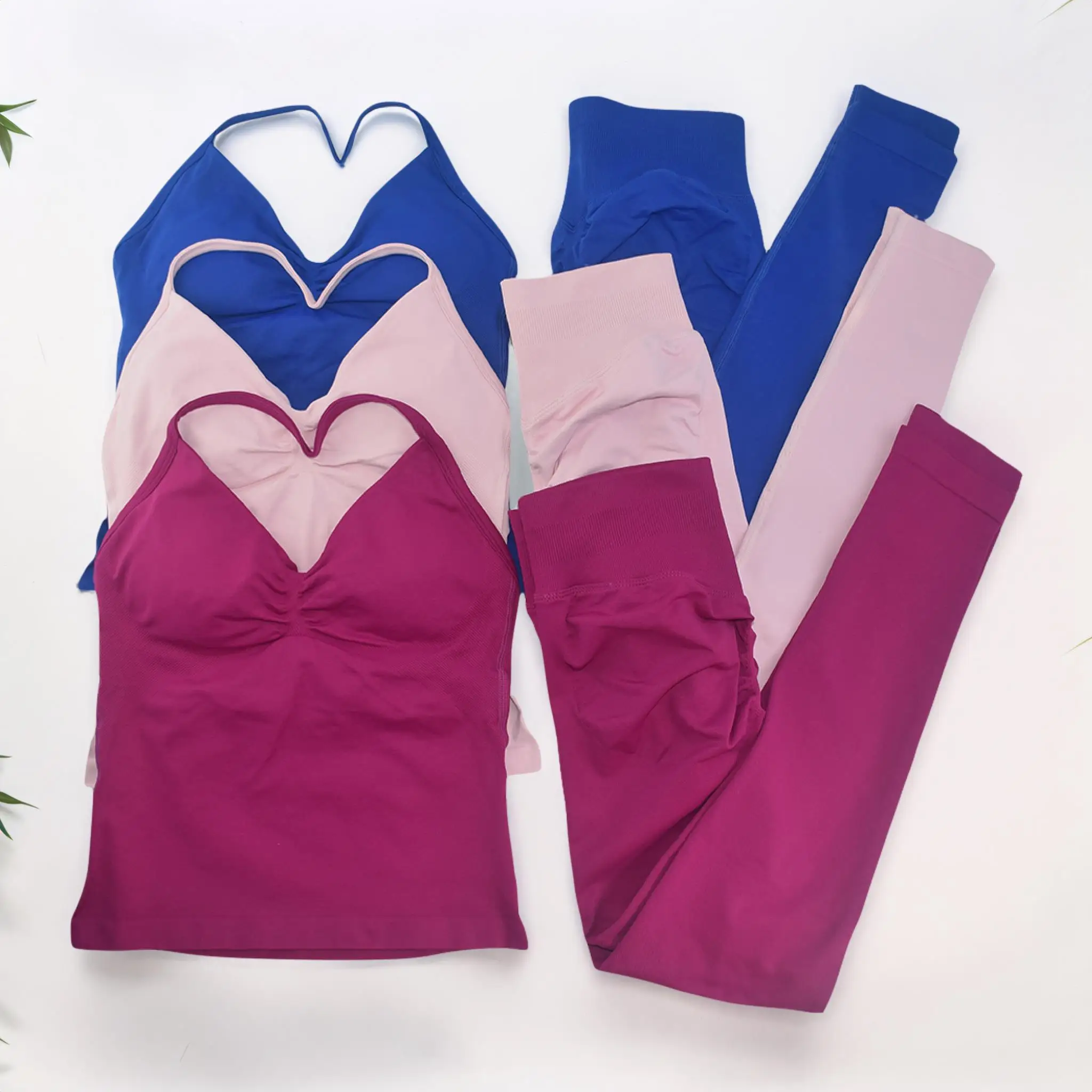 مجموعات اليوغا ملابس الصالة الرياضية النسائية غير الخطوط Strappy أعلى أكتيفيوير البدلة الرياضية 2 قطعة اللياقة البدنية الجري تجريب ملابس رياضية لا شعار