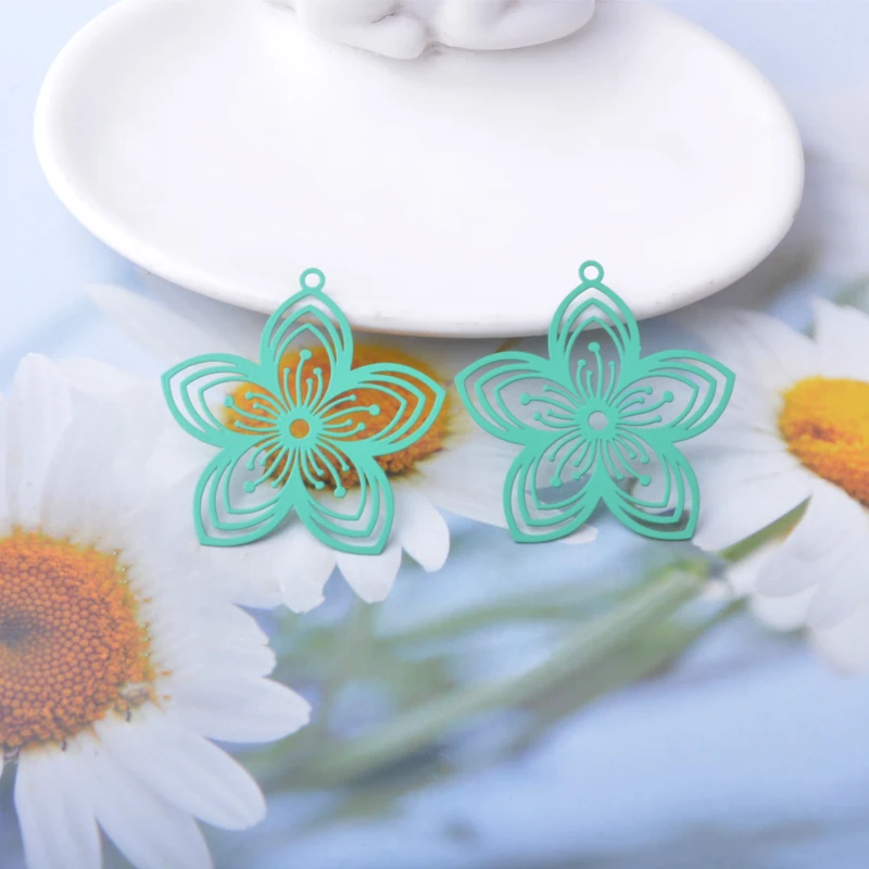20 Stück AB9237 Messing-Schmuckanhänger in Hellgold mit bemalten Blumen, DIY-Zubehör für Damenohrringe – Detail 16