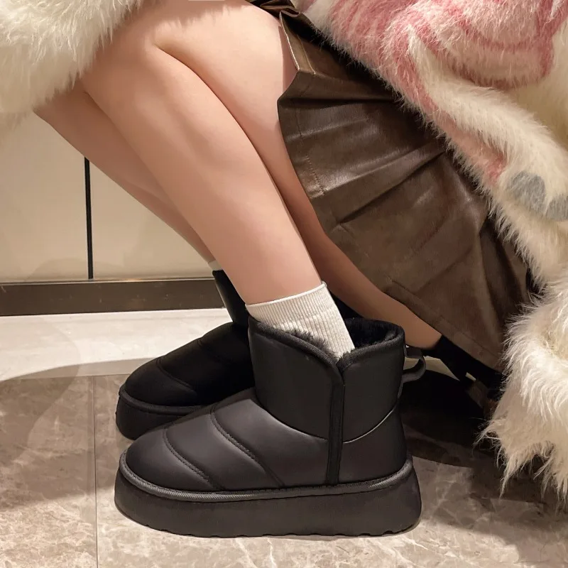 Wasserdichte Plüsch gefütterte feste Damen stiefel 2024 Winter warmer Slip auf Schneeschuhen dicke Plattform lässige flauschige Schuhe für Frauen