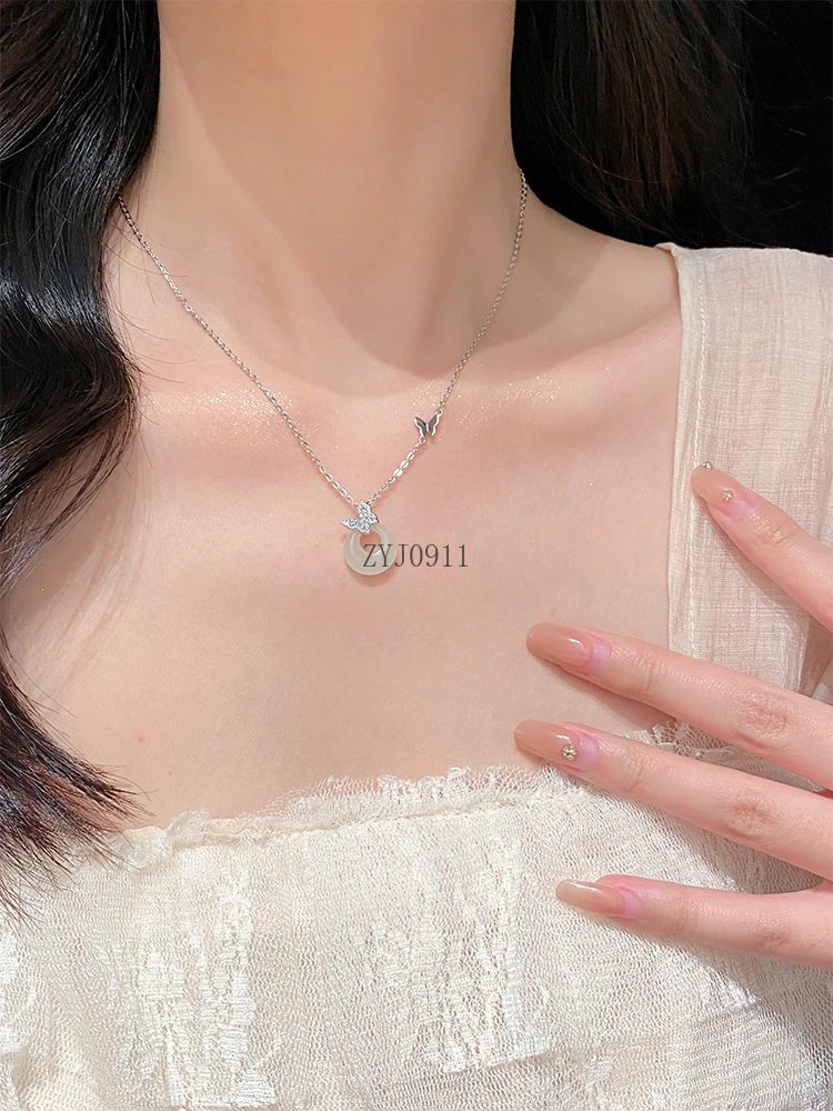 Gesper pengaman kupu-kupu perak murni kalung liontin giok Hetian alami hadiah perhiasan rantai tulang selangka mewah ringan wanita