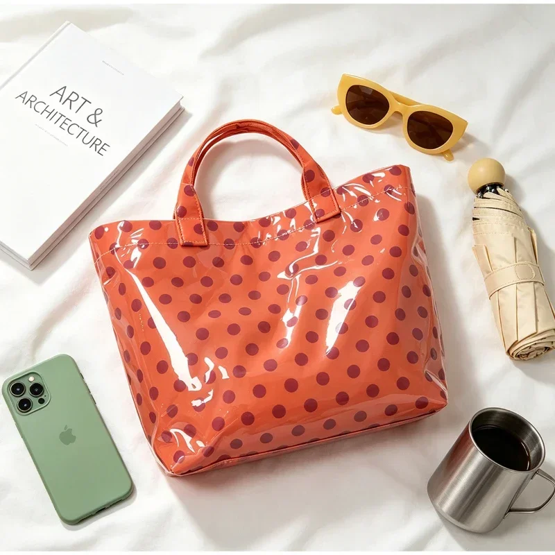 Damen-Tragetasche aus PVC mit Polka-Dot-Muster und Farbblockierung, klassische Retro-Mode-Schulterhandtasche, wasserdichte Reise-Aufbewahrungstasche mit großem Fassungsvermögen – Detail 7