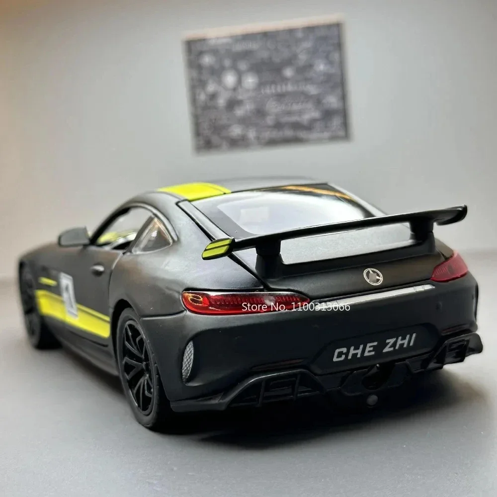 Modèle de voiture en alliage GTR pour enfants, super Diecasts, véhicules jouets avec nervures arrière, métal moulé sous pression, échelle 1:24,