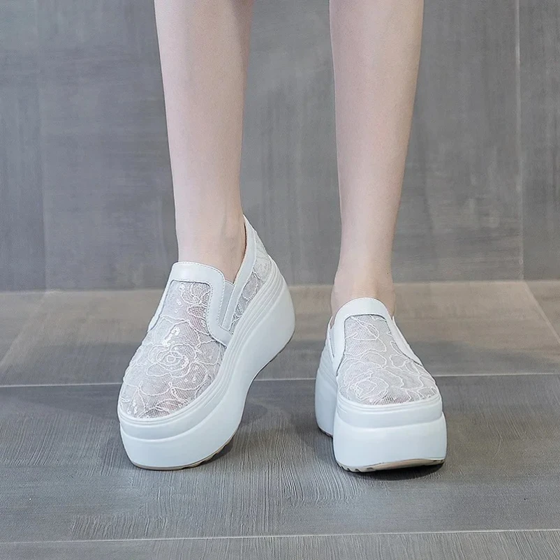 

2025 8 см новые модные летние сандалии на танкетке с воздушной сеткой и кружевом, высококачественная брендовая дышащая повседневная удобная обувь на танкетке на платформе