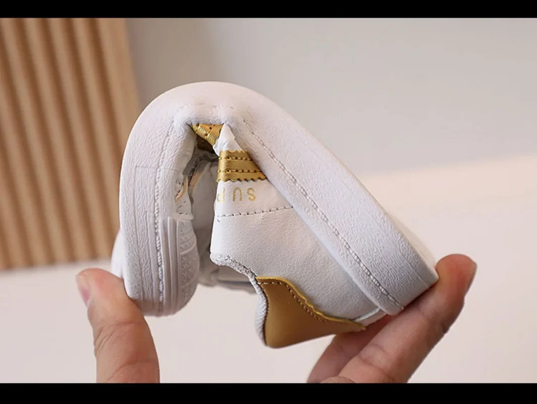 أحذية رياضية للأطفال للربيع والخريف موديلات الفصول الأربعة للأولاد والبنات أحذية كاجوال برأس صدفة أحذية بيضاء صغيرة