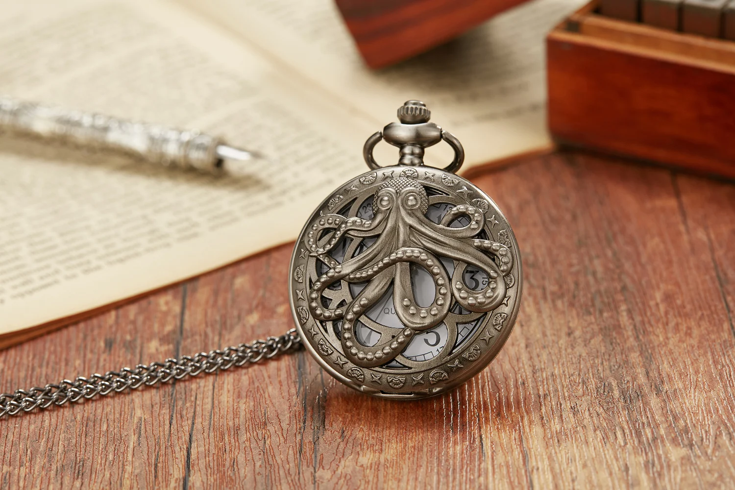 2025 Retro Octopus Hollow Half Hunter Quartz Pocket Watch Vintage Grey/Bronze Necklace Pendant Clock for Kids Men Women reloj