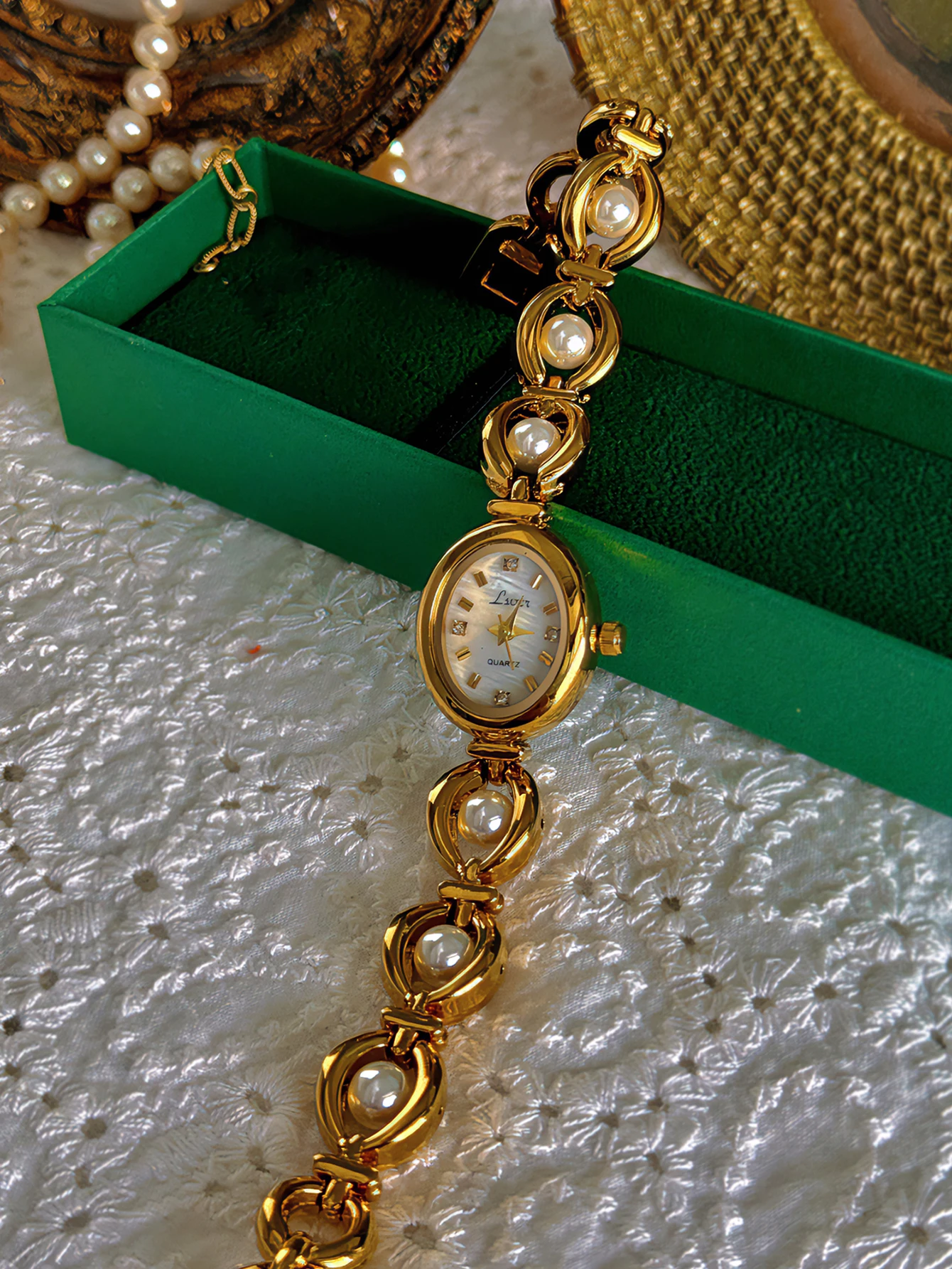 1 Piece of New High-End Pearl and Rhinestone Inlaid Accessible Luxury Retro Elegant Fashion Women\'s Watch Oval Mother-Of-Pearl Dial 30m Waterproof