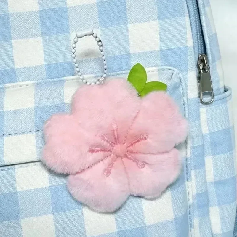 Llavero colgante de felpa con diseño de flor de cerezo rosa, ideal para regalar, un accesorio pequeño y adorable para decorar bolsos y mochilas.