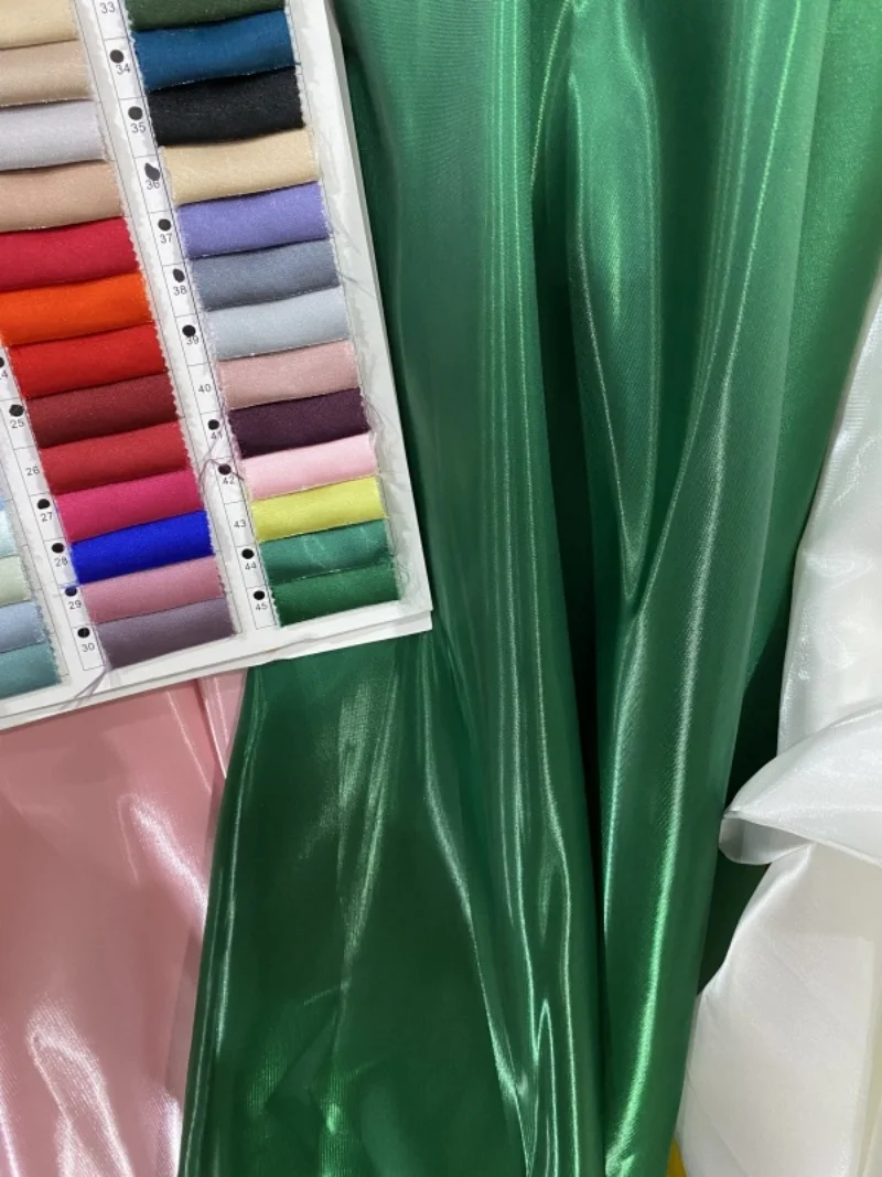 

Жидкий водный глянцевый атлас с блестками и кристаллами, шелковый атлас, шелковое свадебное платье, атласное платье, ювелирные изделия, декоративная жесткая ткань, ткань